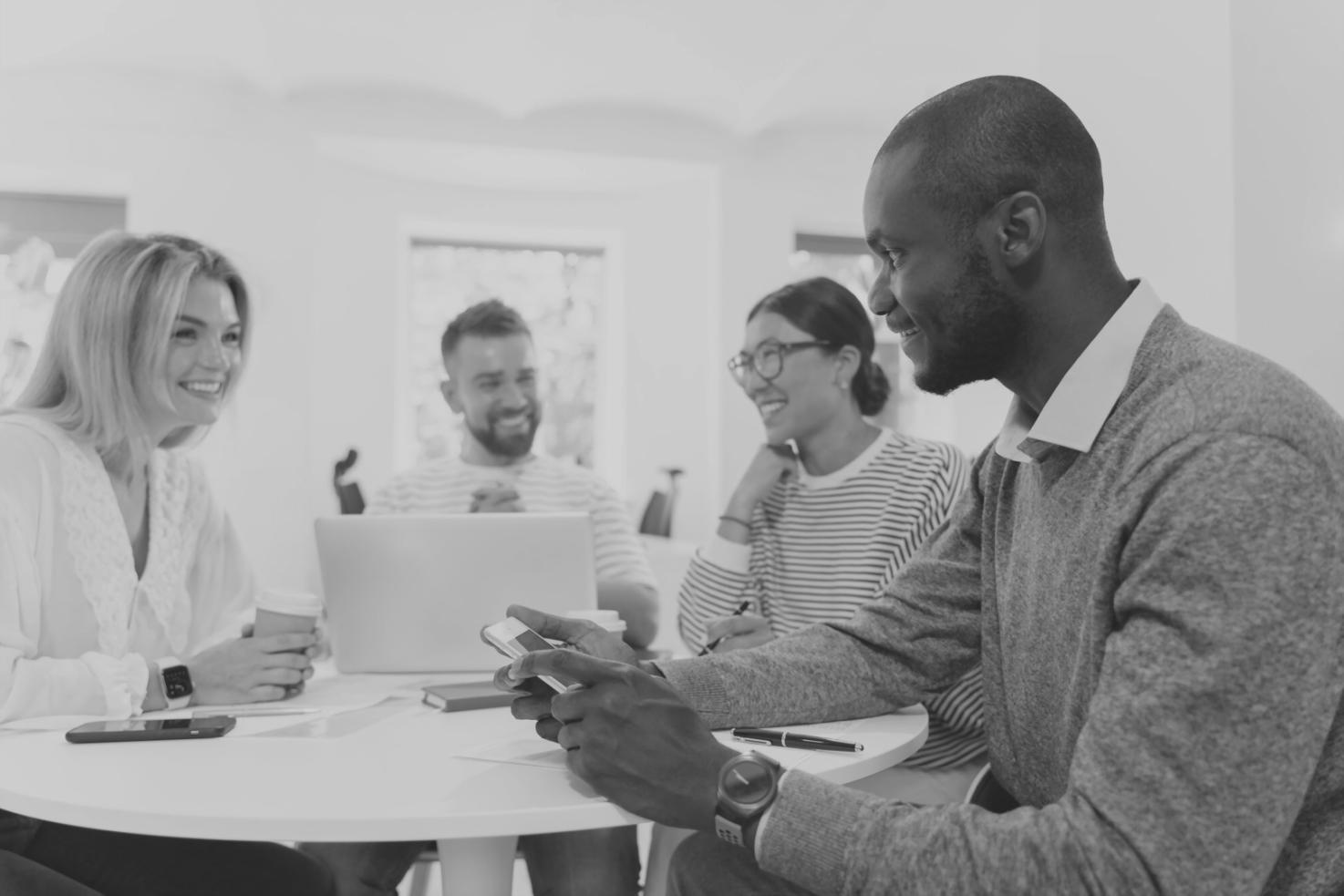 Ruang belajar dengan laptop dan perangkat pembelajaran modern