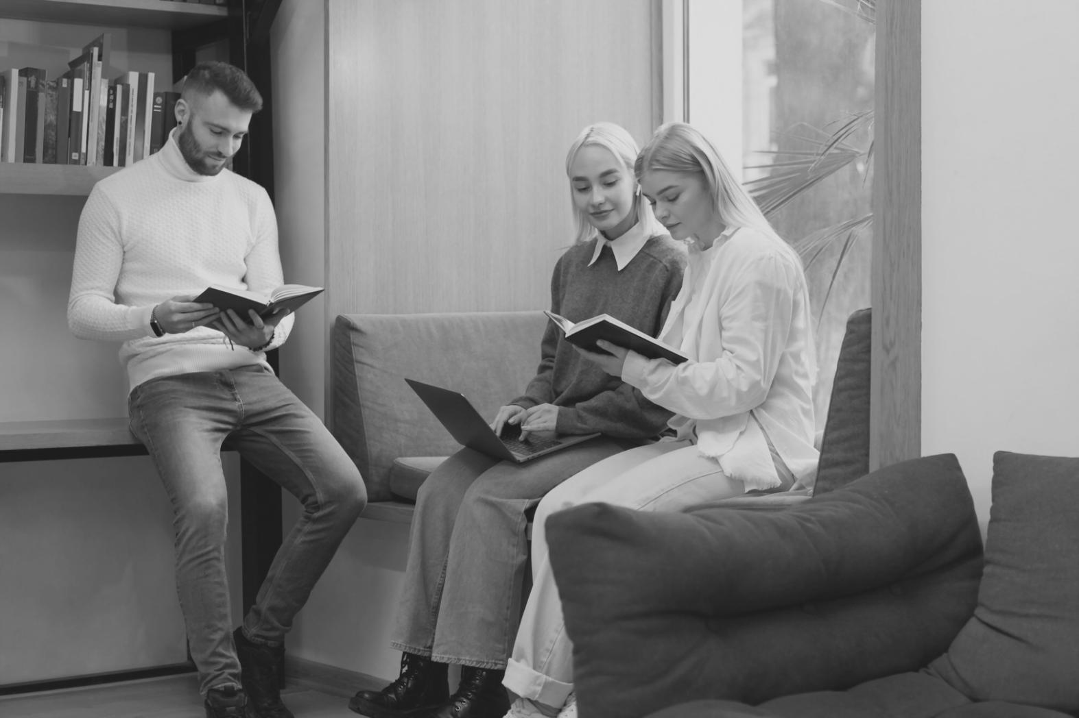 Suasana diskusi kelompok dalam sesi pembelajaran investasi Woxen